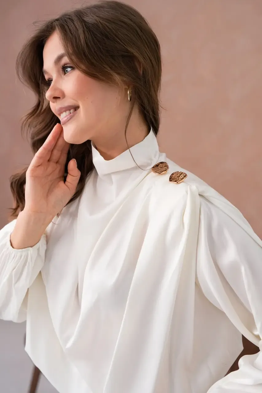 Kadın Dik Yaka Omuzları Vatkalı Düğme Detay Saten Dokum Bluz 32000