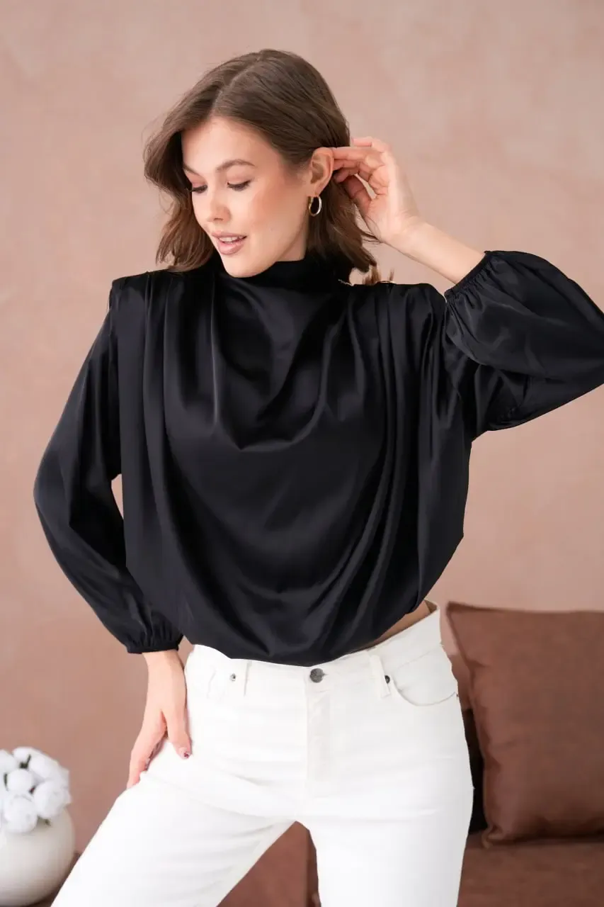 Kadın Dik Yaka Omuzları Vatkalı Düğme Detay Saten Dokum Bluz 32000