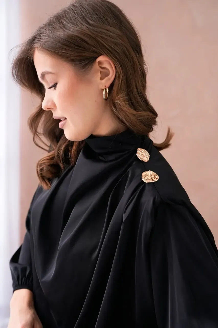 Kadın Dik Yaka Omuzları Vatkalı Düğme Detay Saten Dokum Bluz 32000