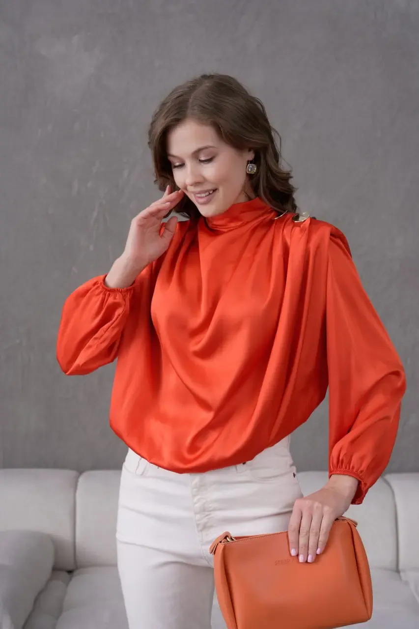 Kadın Dik Yaka Omuzları Vatkalı Aksesuar Detay Saten Dokum Bluz 30050