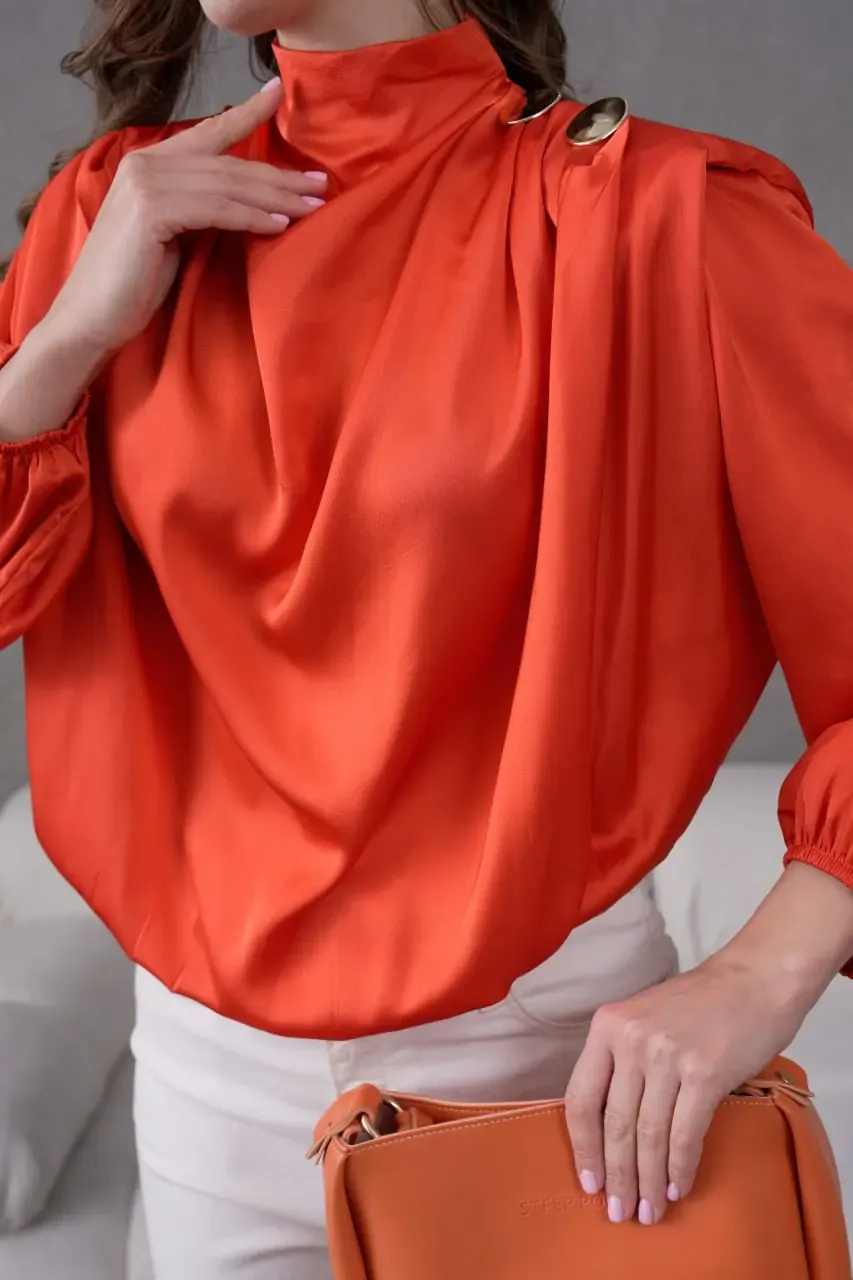 Kadın Dik Yaka Omuzları Vatkalı Aksesuar Detay Saten Dokum Bluz 30050
