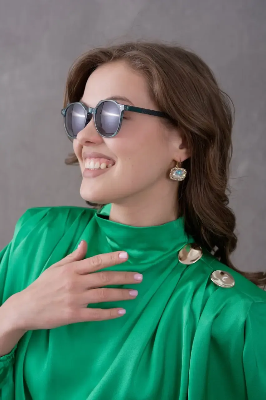 Kadın Dik Yaka Omuzları Vatkalı Aksesuar Detay Saten Dokum Bluz 30050