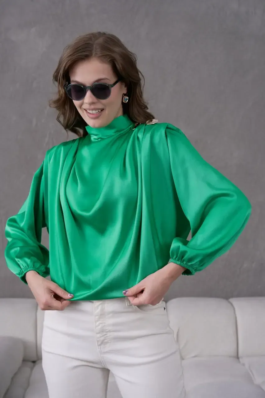 Kadın Dik Yaka Omuzları Vatkalı Aksesuar Detay Saten Dokum Bluz 30050
