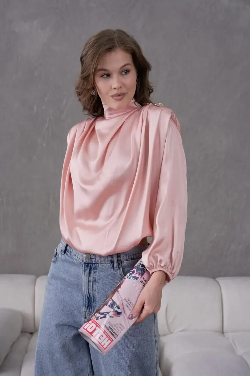 Kadın Dik Yaka Omuzları Vatkalı Aksesuar Detay Saten Dokum Bluz 30050
