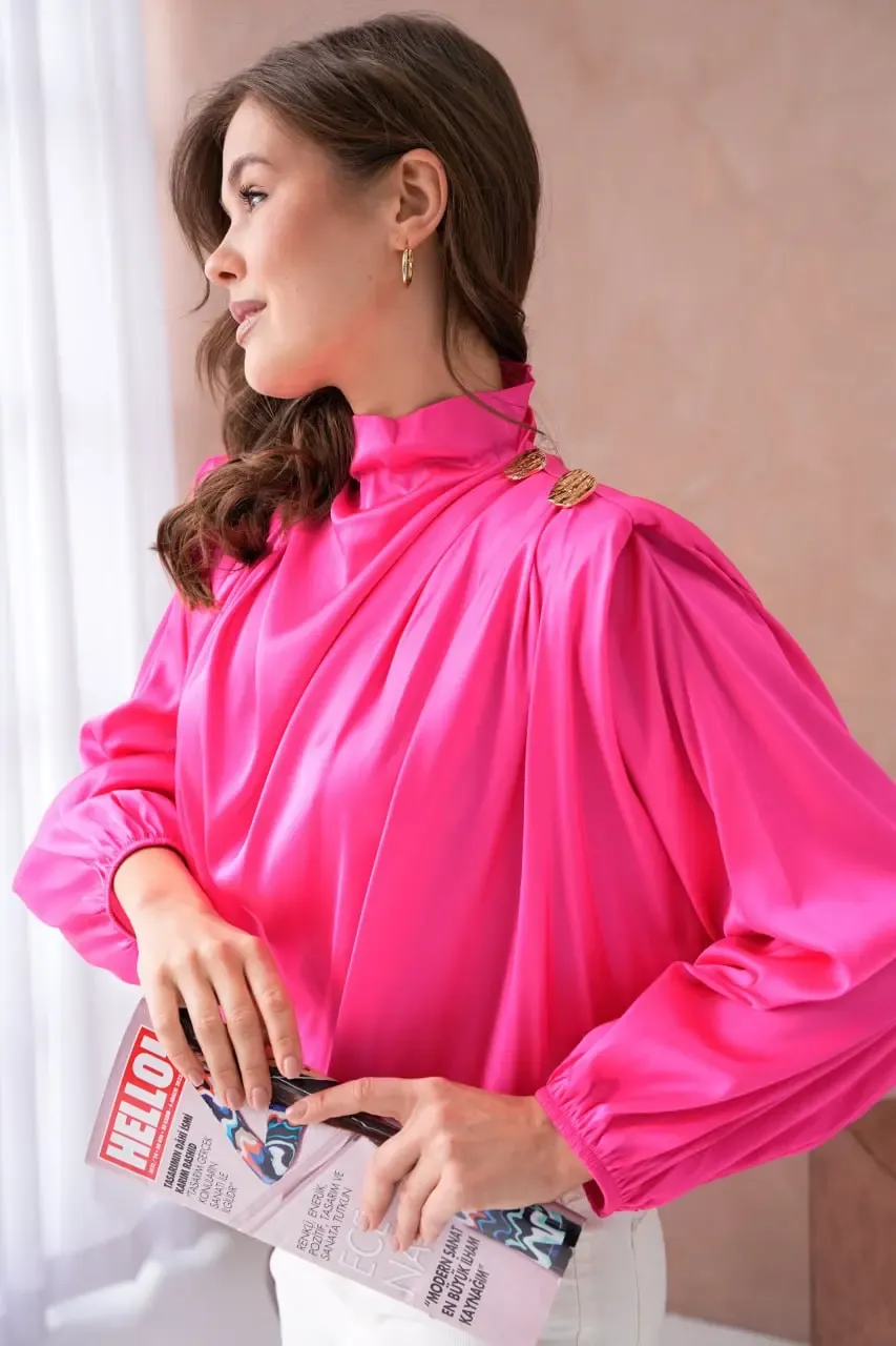 Kadın Dik Yaka Omuzları Vatkalı Aksesuar Detay Saten Dokum Bluz 30050