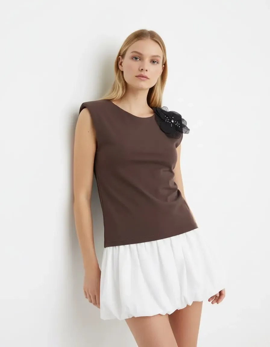 Kadın Geniş Yaka Aksesuar Detay Omuzları Vatkalı Penye Bluz 26003