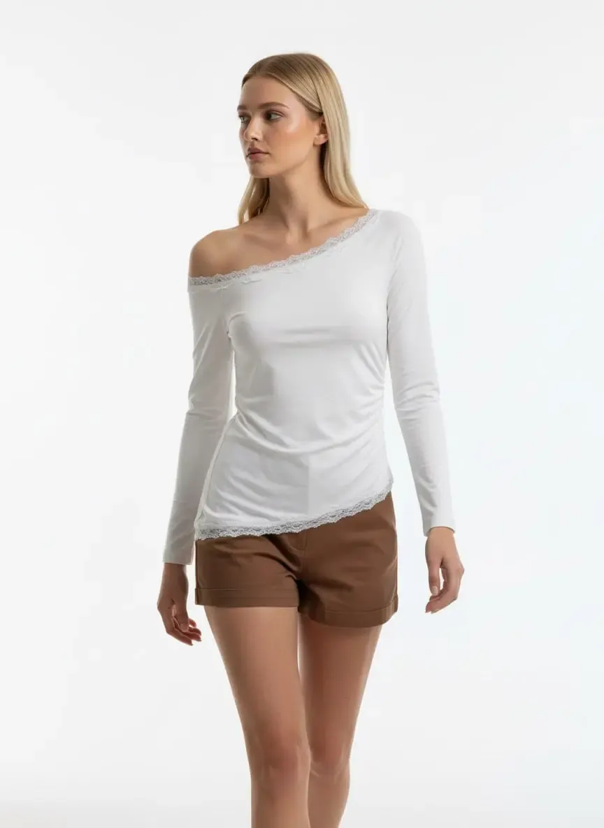 Kadın Kayık Yaka Asimetrik Büzgülü Dantel Detay Slim Fit Penye Bluz 13015