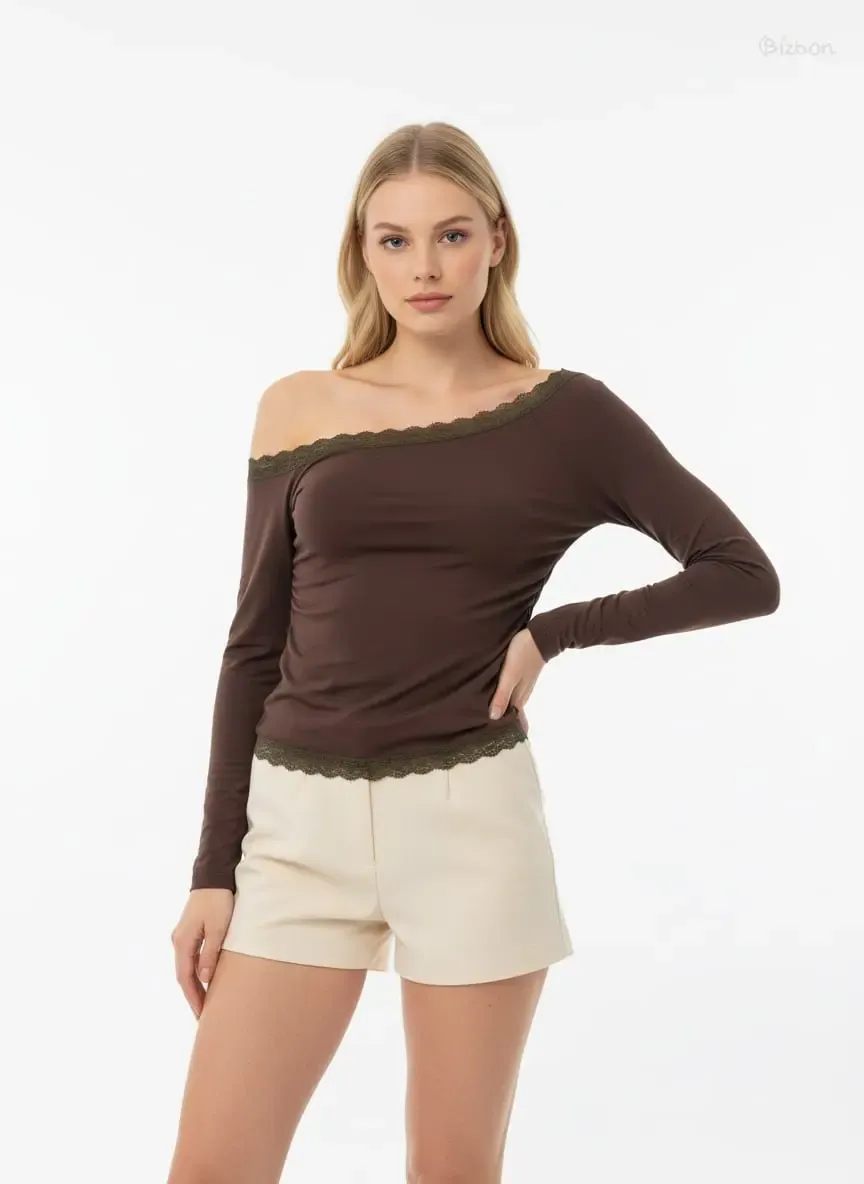 Kadın Kayık Yaka Asimetrik Büzgülü Dantel Detay Slim Fit Penye Bluz 13015