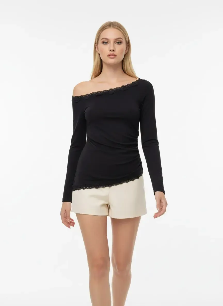 Kadın Kayık Yaka Asimetrik Büzgülü Dantel Detay Slim Fit Penye Bluz 13015