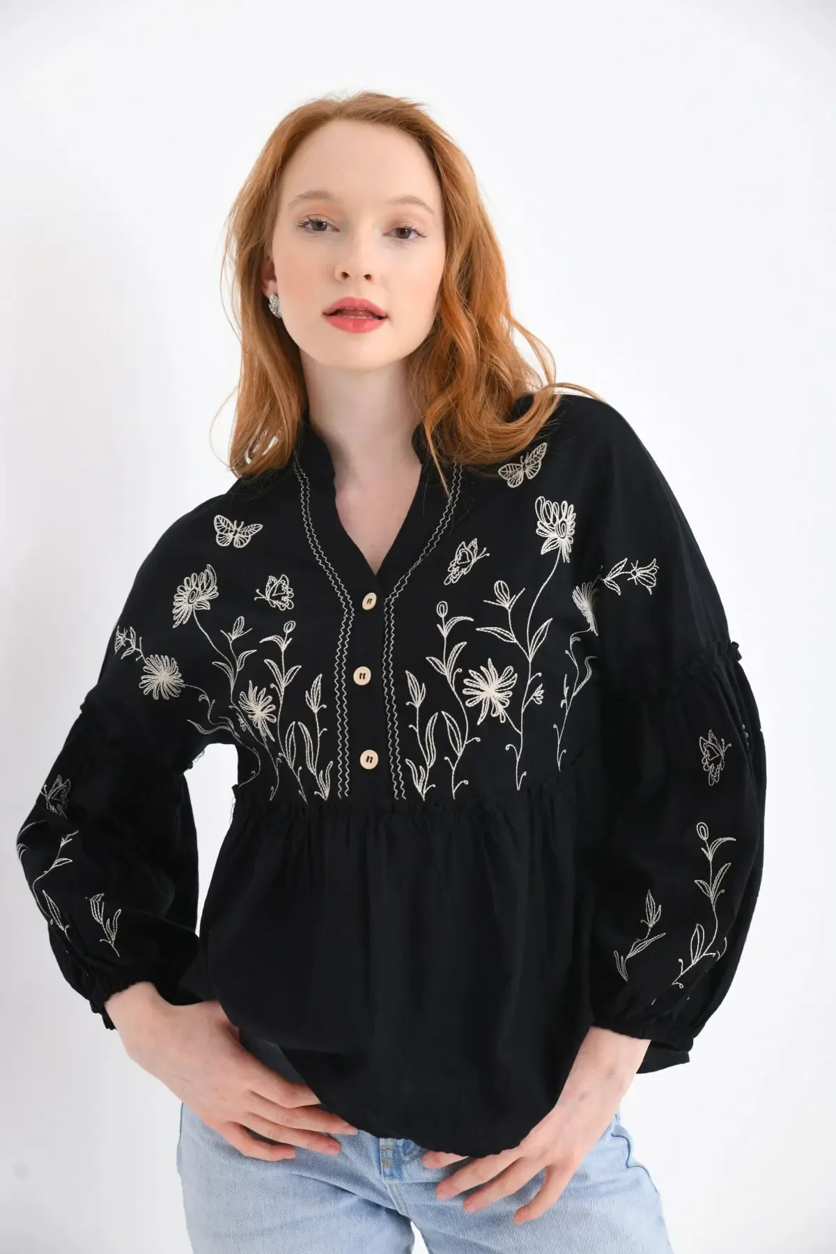 V Yaka Nakış Detay Düğmeli Salaş Bluz