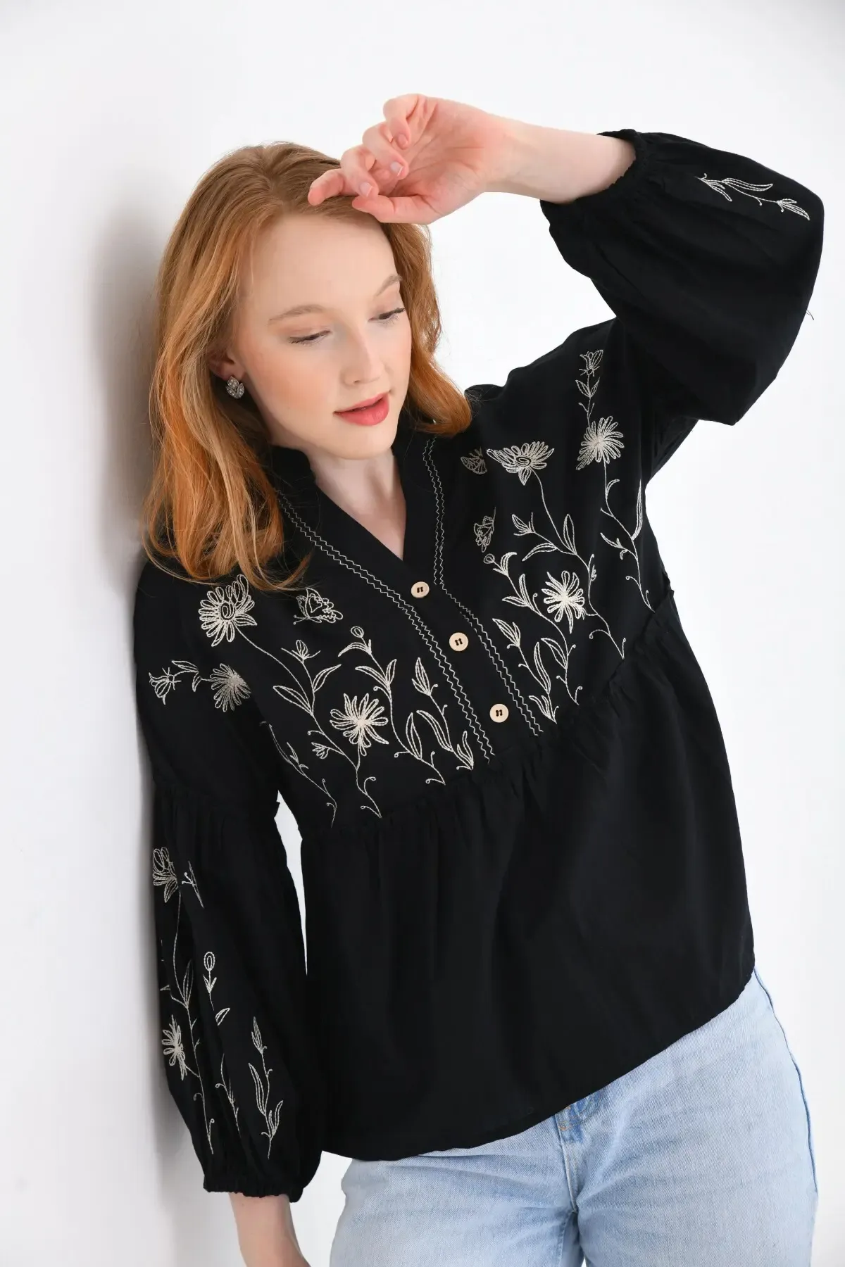 V Yaka Nakış Detay Düğmeli Salaş Bluz