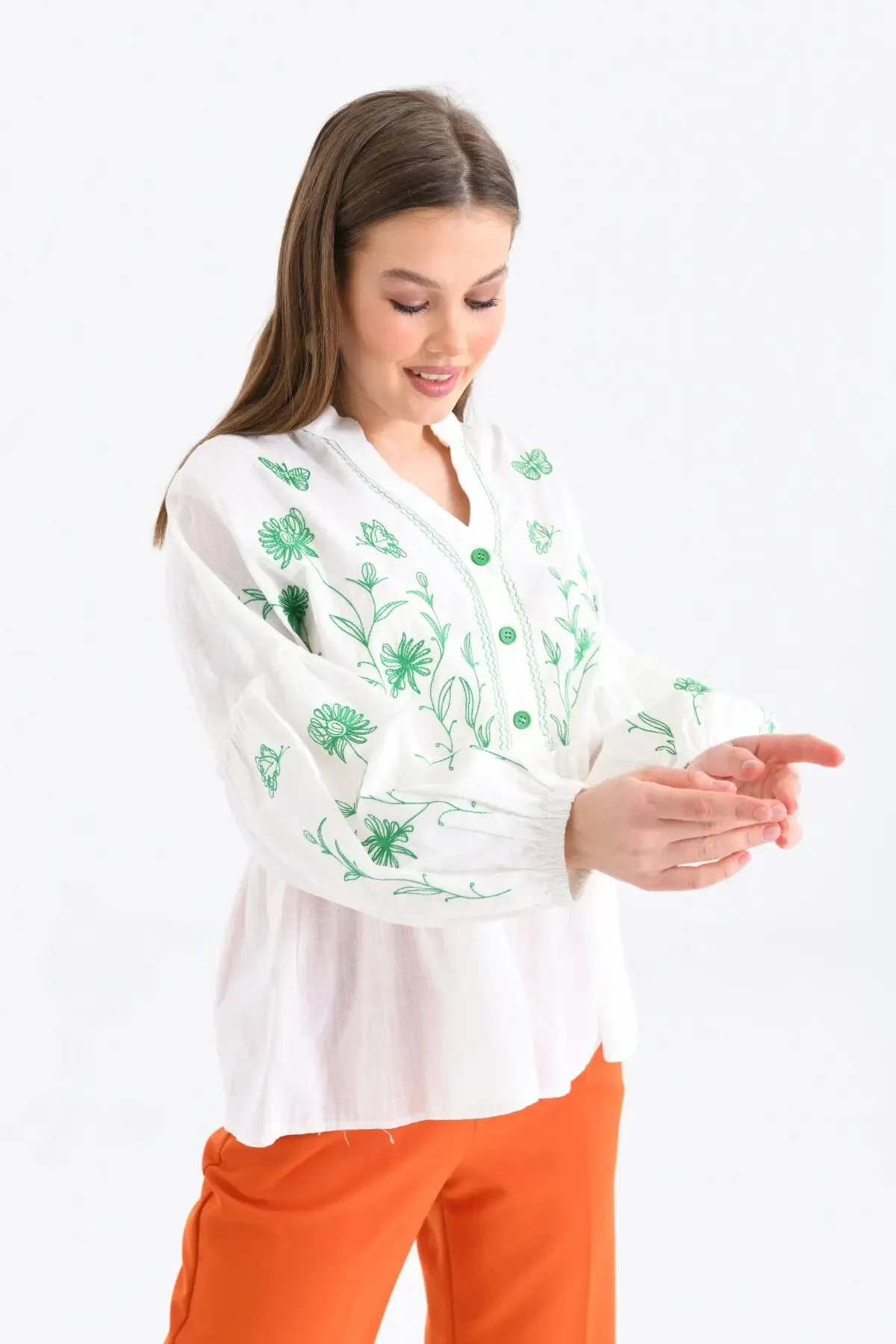 V Yaka Nakış Detay Düğmeli Salaş Bluz