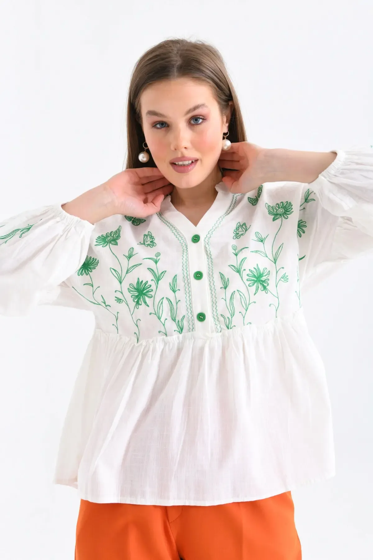 V Yaka Nakış Detay Düğmeli Salaş Bluz