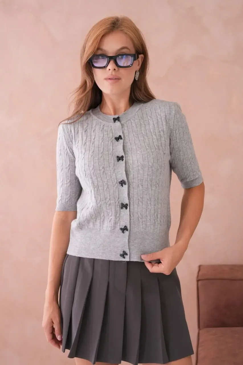 12036 Bisiklet Yaka Fiyonk Düğme Detaylı Saç Örgü Premium İplik Triko Hırka