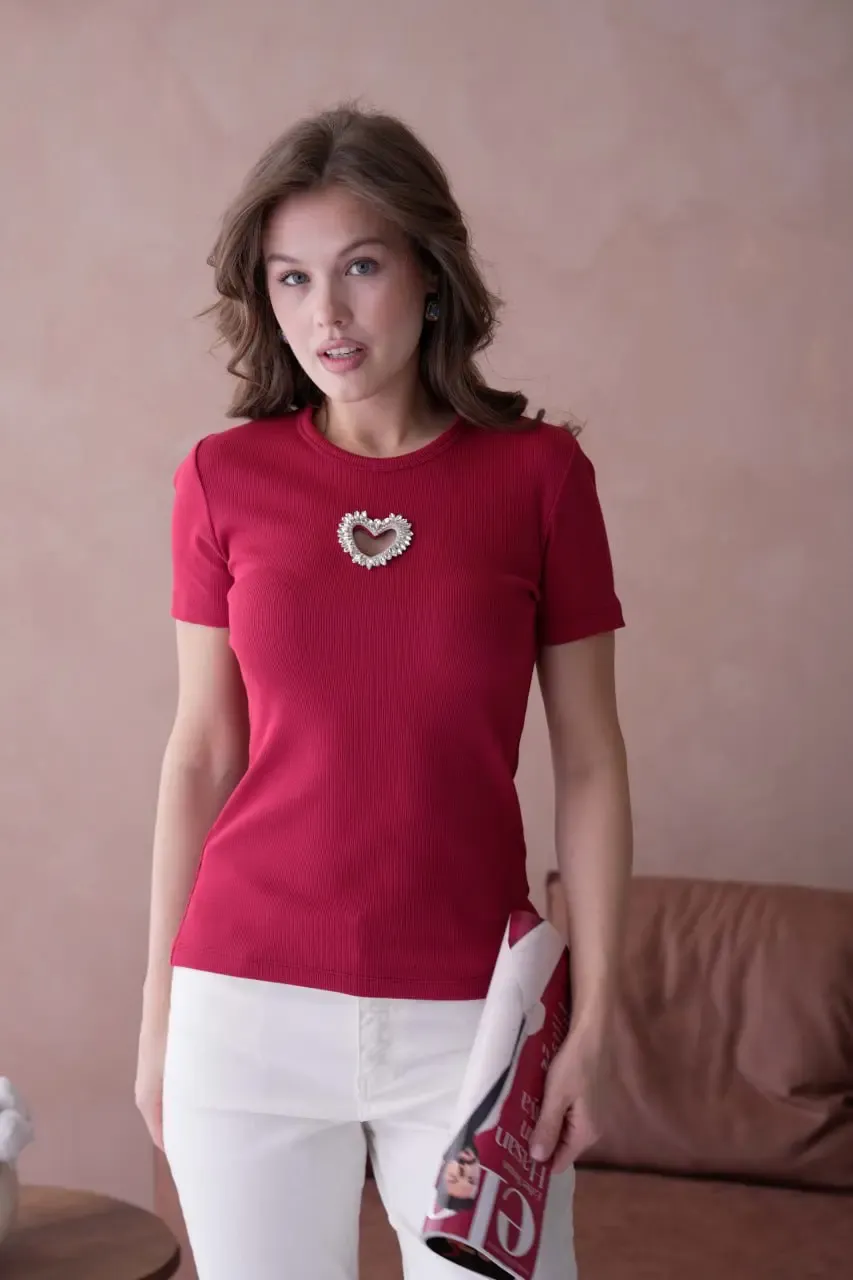 Bisiklet Yaka Ön Yüzünde Taş Kalp Aksesuarlı  Slim Fitilli T-Shirt