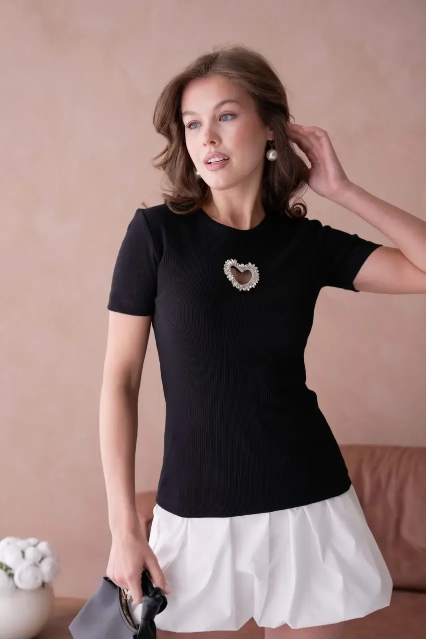 Bisiklet Yaka Ön Yüzünde Taş Kalp Aksesuarlı  Slim Fitilli T-Shirt