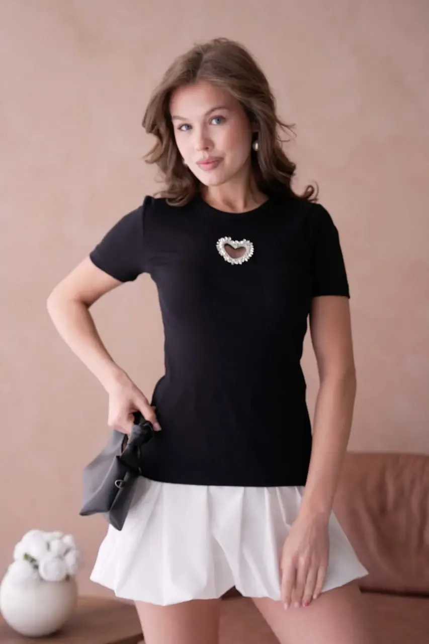 Bisiklet Yaka Ön Yüzünde Taş Kalp Aksesuarlı  Slim Fitilli T-Shirt