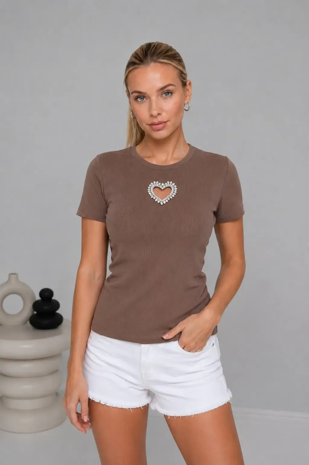 Bisiklet Yaka Ön Yüzünde Taş Kalp Aksesuarlı  Slim Fitilli T-Shirt