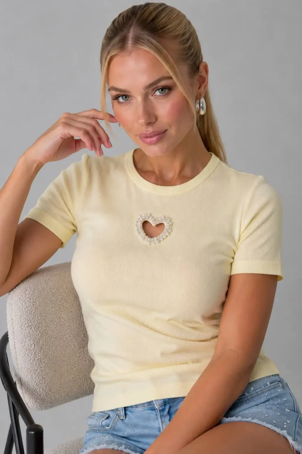 Bisiklet Yaka Ön Yüzünde Taş Kalp Aksesuarlı  Slim Fitilli T-Shirt
