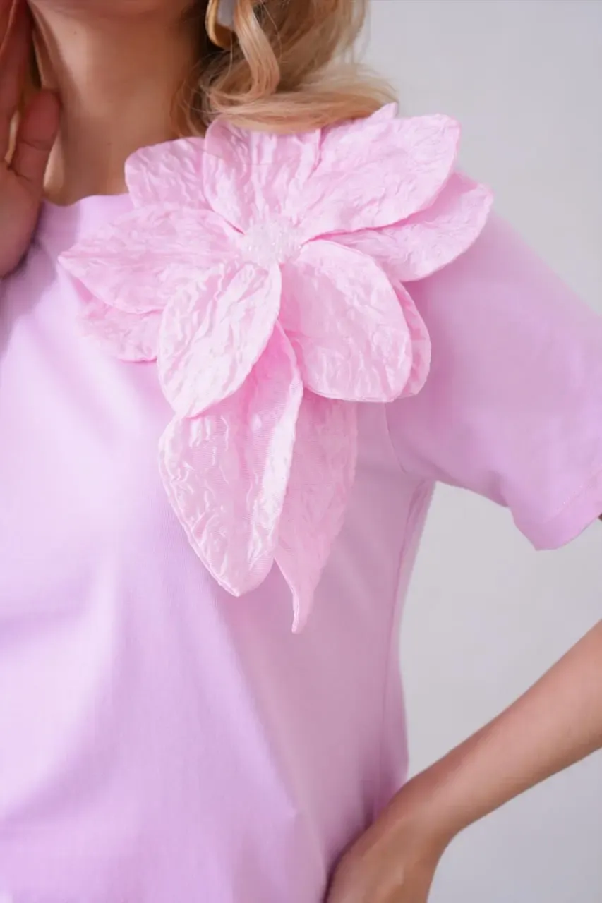 Gül Aksesuarlı Basic T-Shirt