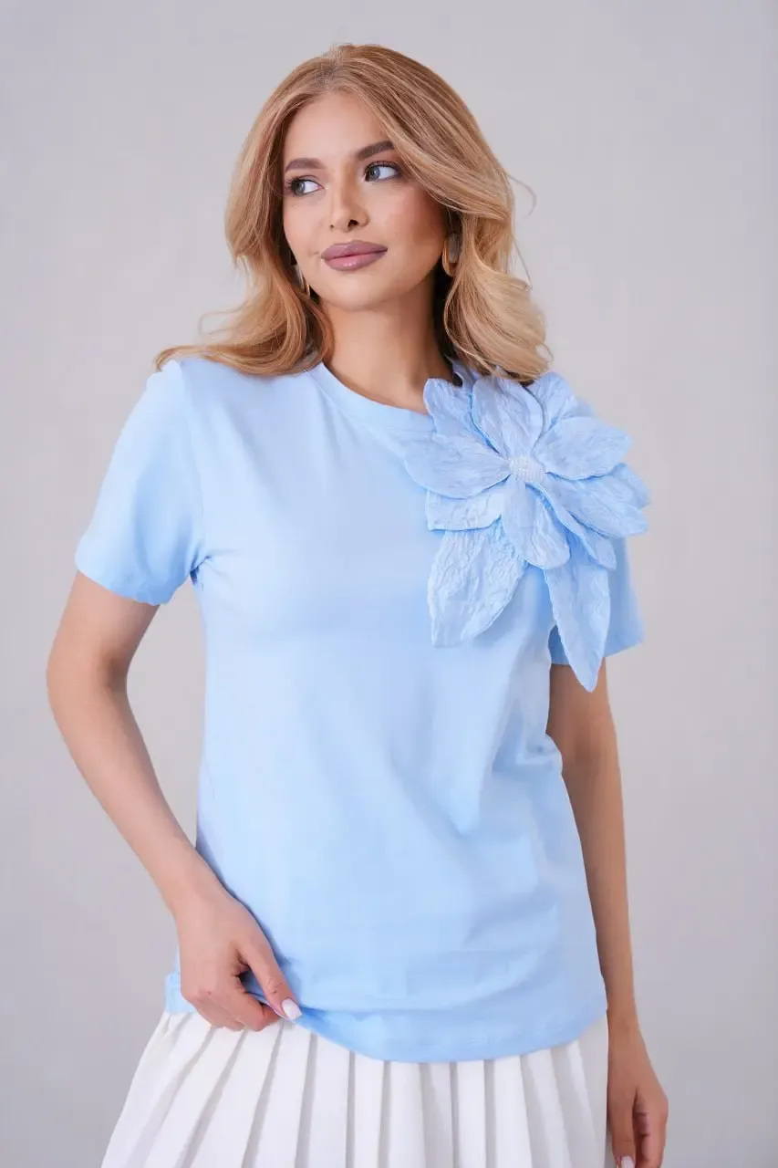 Gül Aksesuarlı Basic T-Shirt