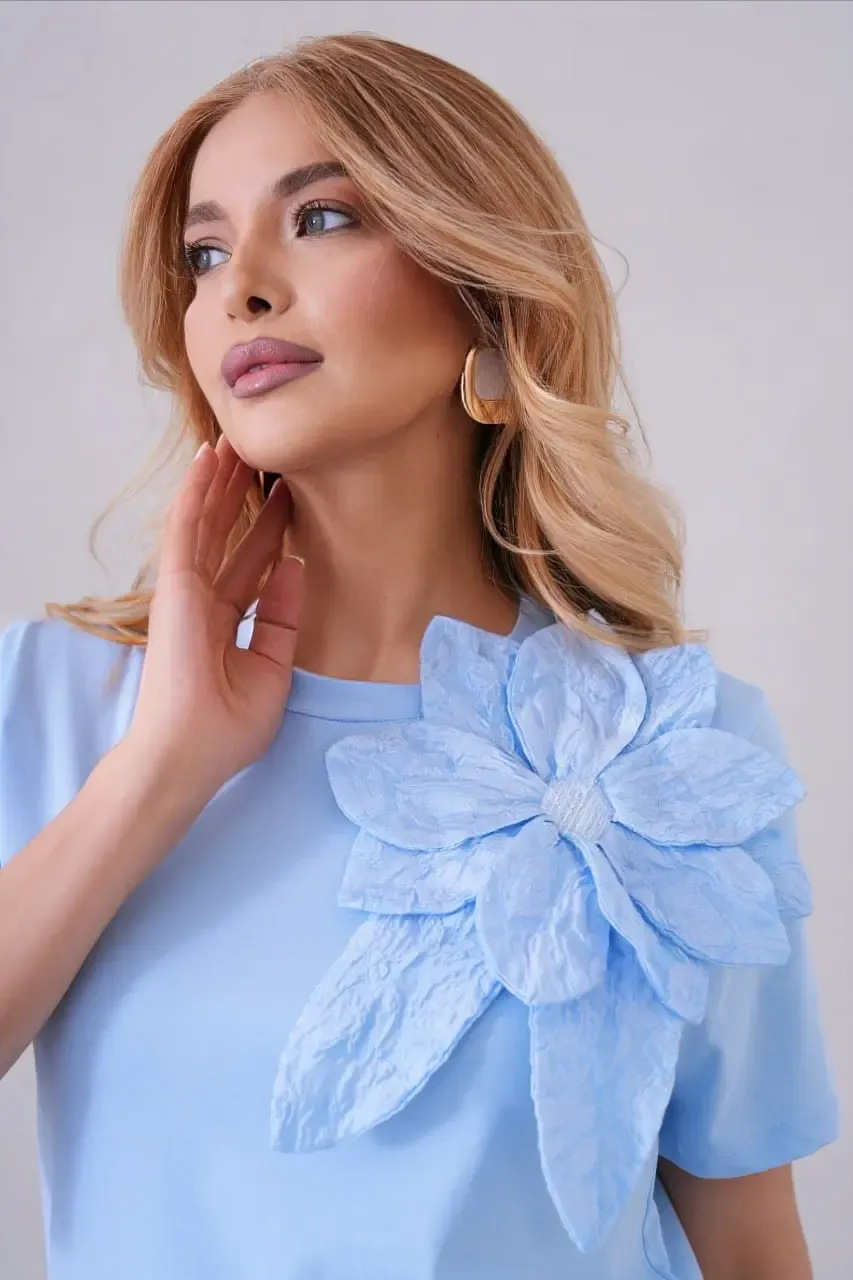 Gül Aksesuarlı Basic T-Shirt
