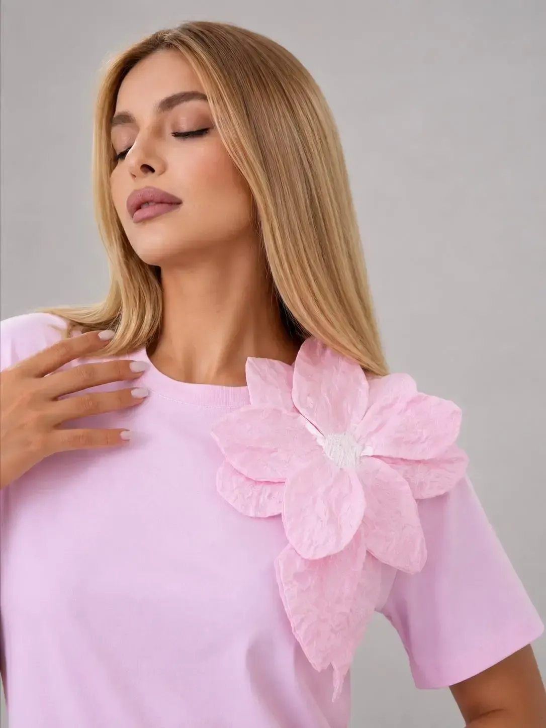 Gül Aksesuarlı Basic T-Shirt