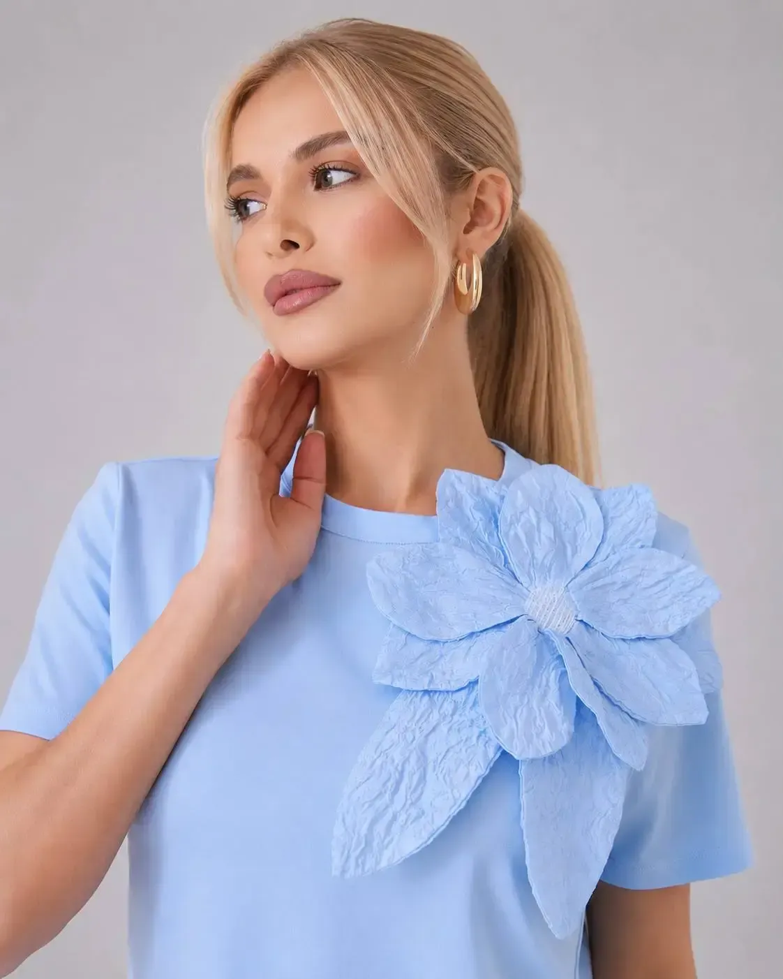 Gül Aksesuarlı Basic T-Shirt