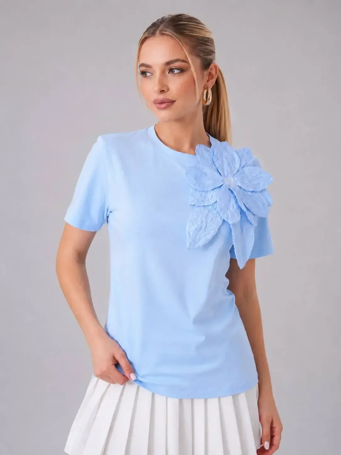 Gül Aksesuarlı Basic T-Shirt
