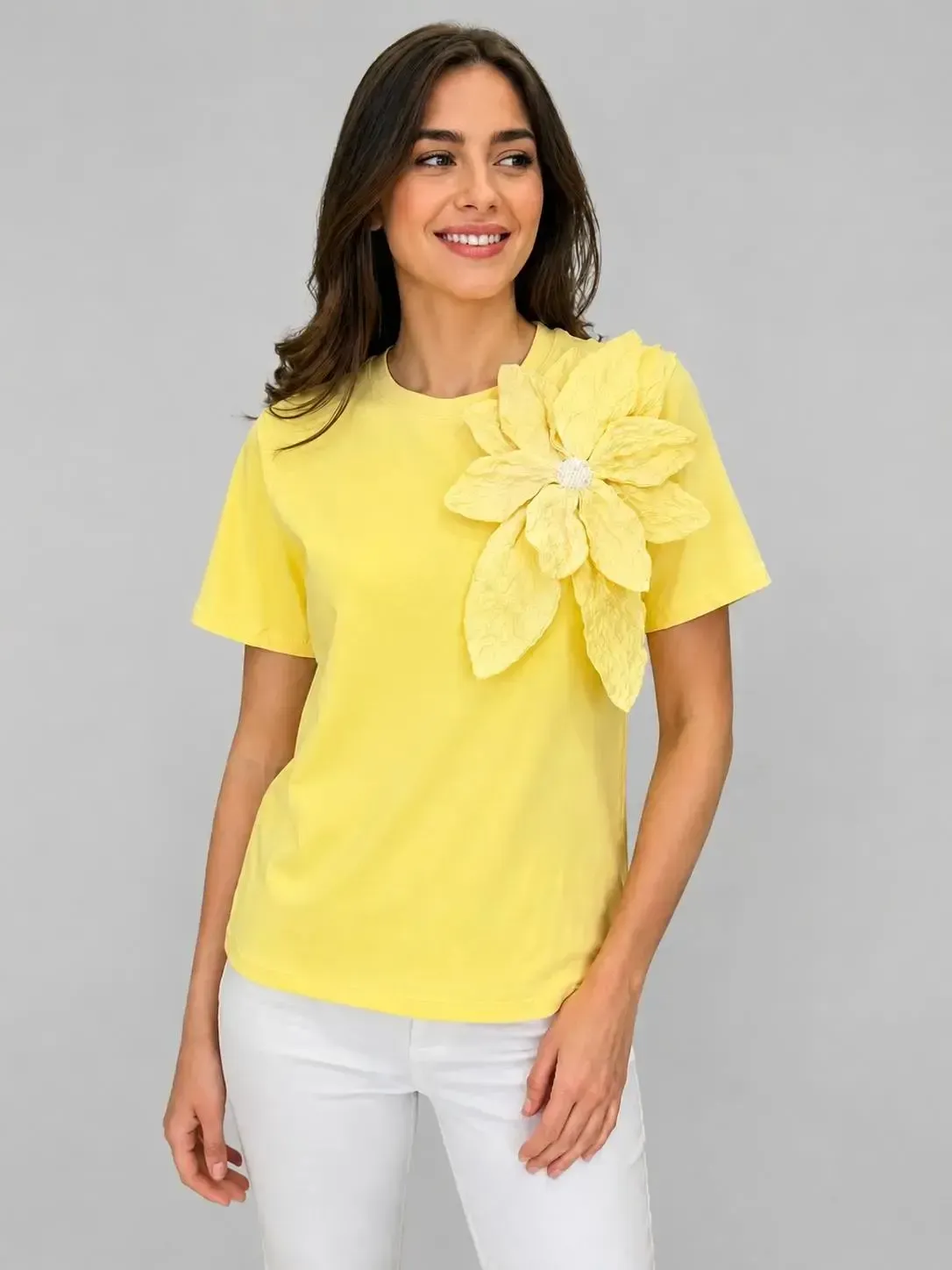 Gül Aksesuarlı Basic T-Shirt