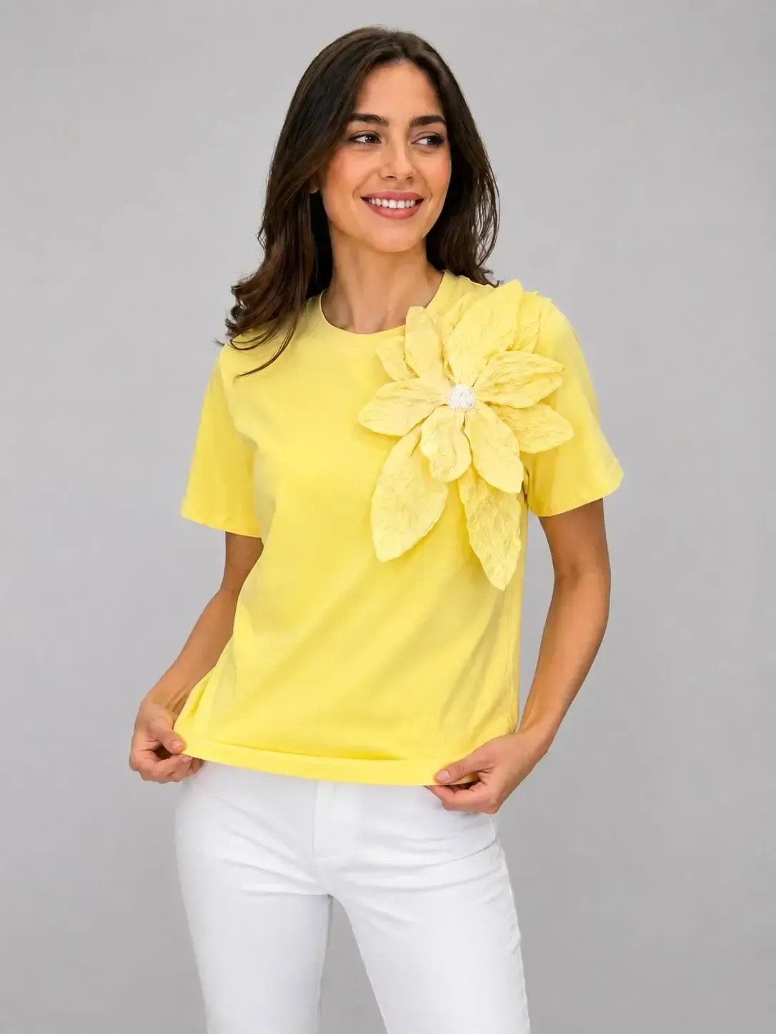 Gül Aksesuarlı Basic T-Shirt