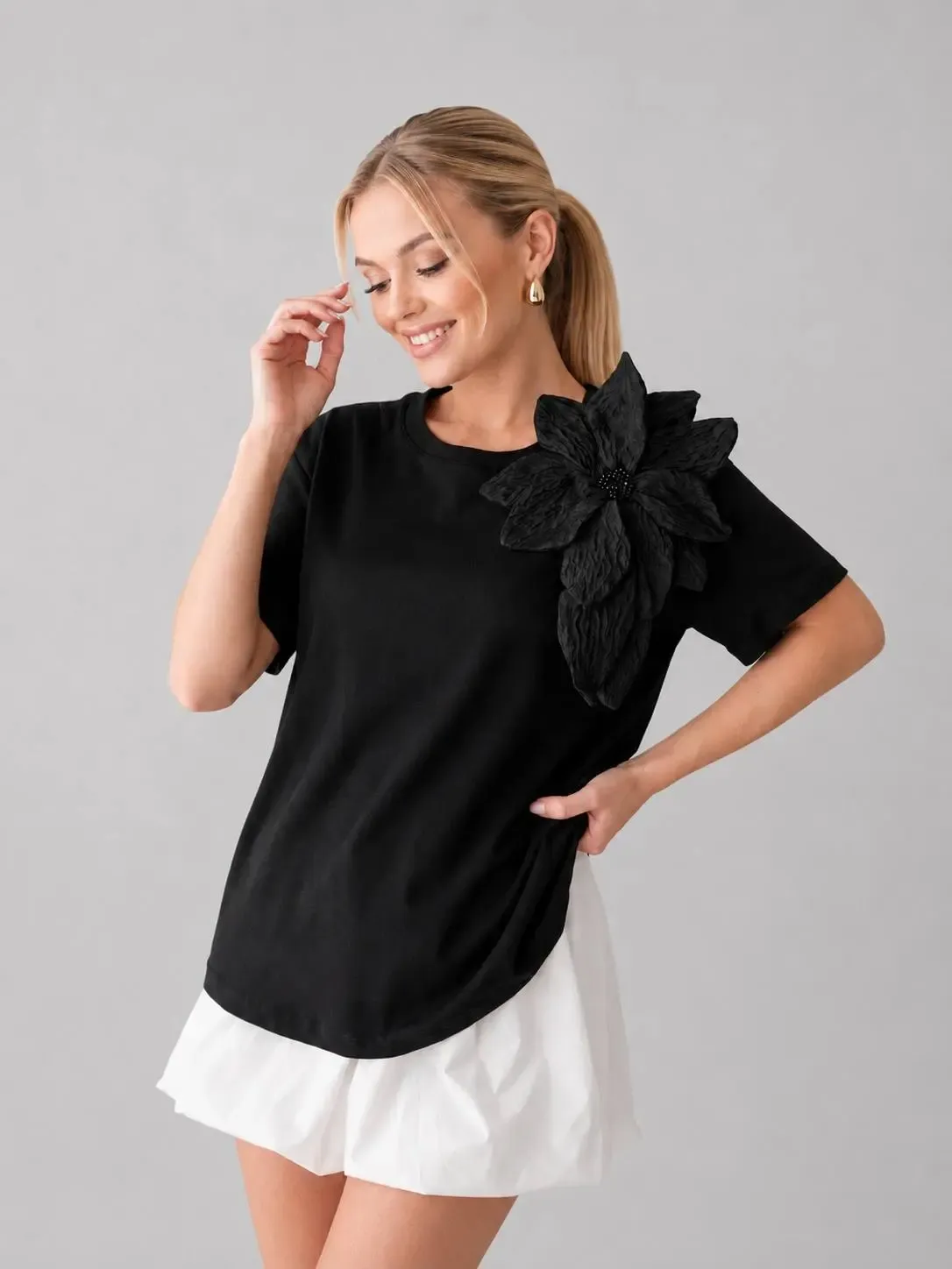 Gül Aksesuarlı Basic T-Shirt