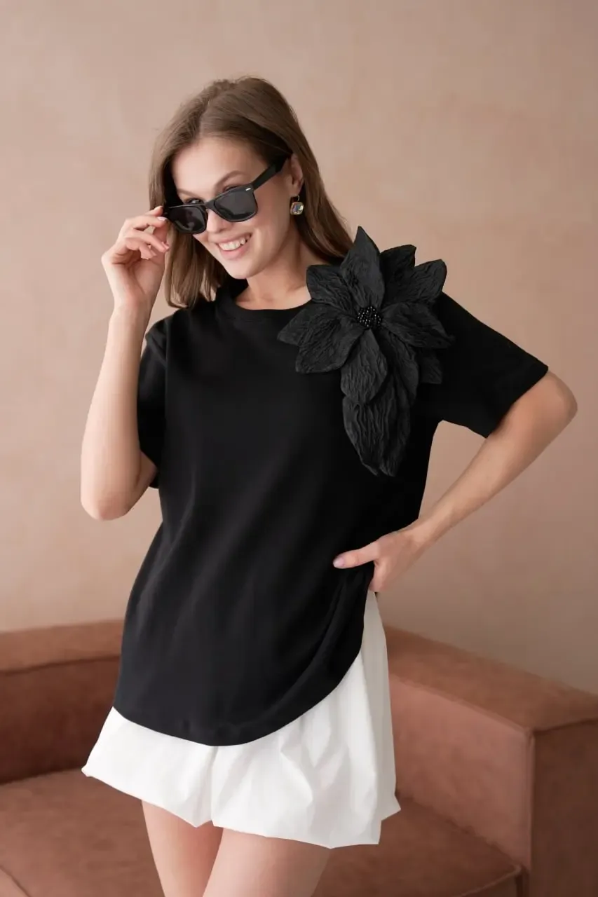 Gül Aksesuarlı Basic T-Shirt