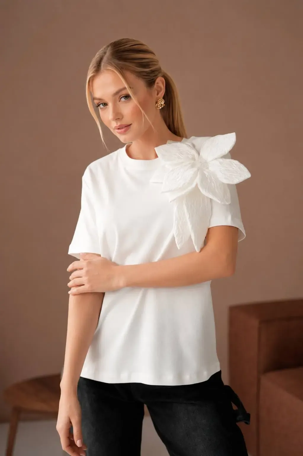 Gül Aksesuarlı Basic T-Shirt