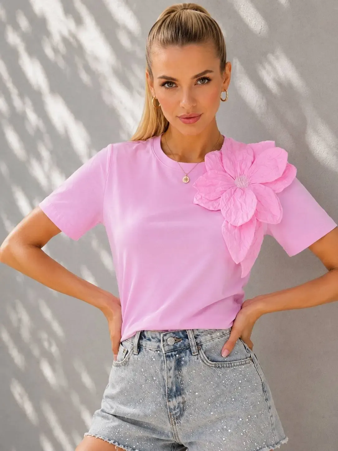 Gül Aksesuarlı Basic T-Shirt