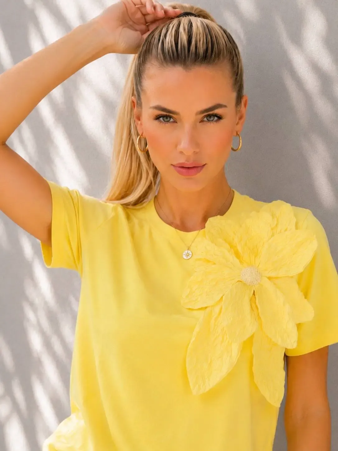 Gül Aksesuarlı Basic T-Shirt