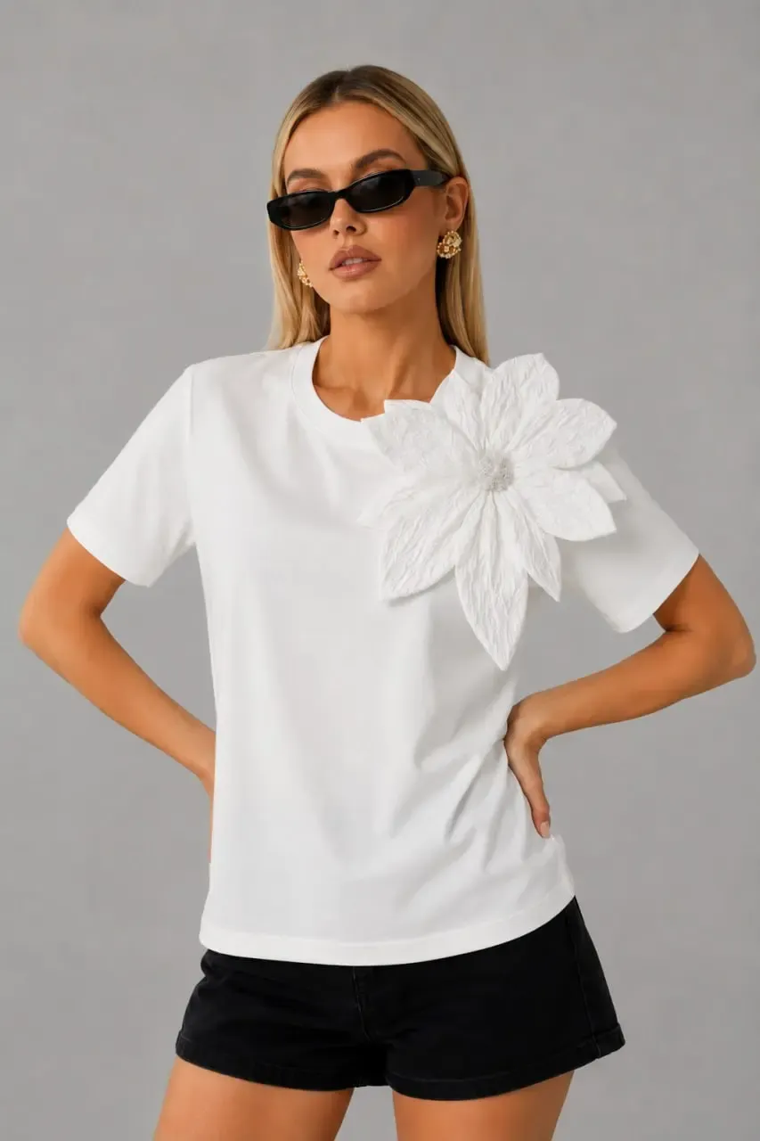 Gül Aksesuarlı Basic T-Shirt