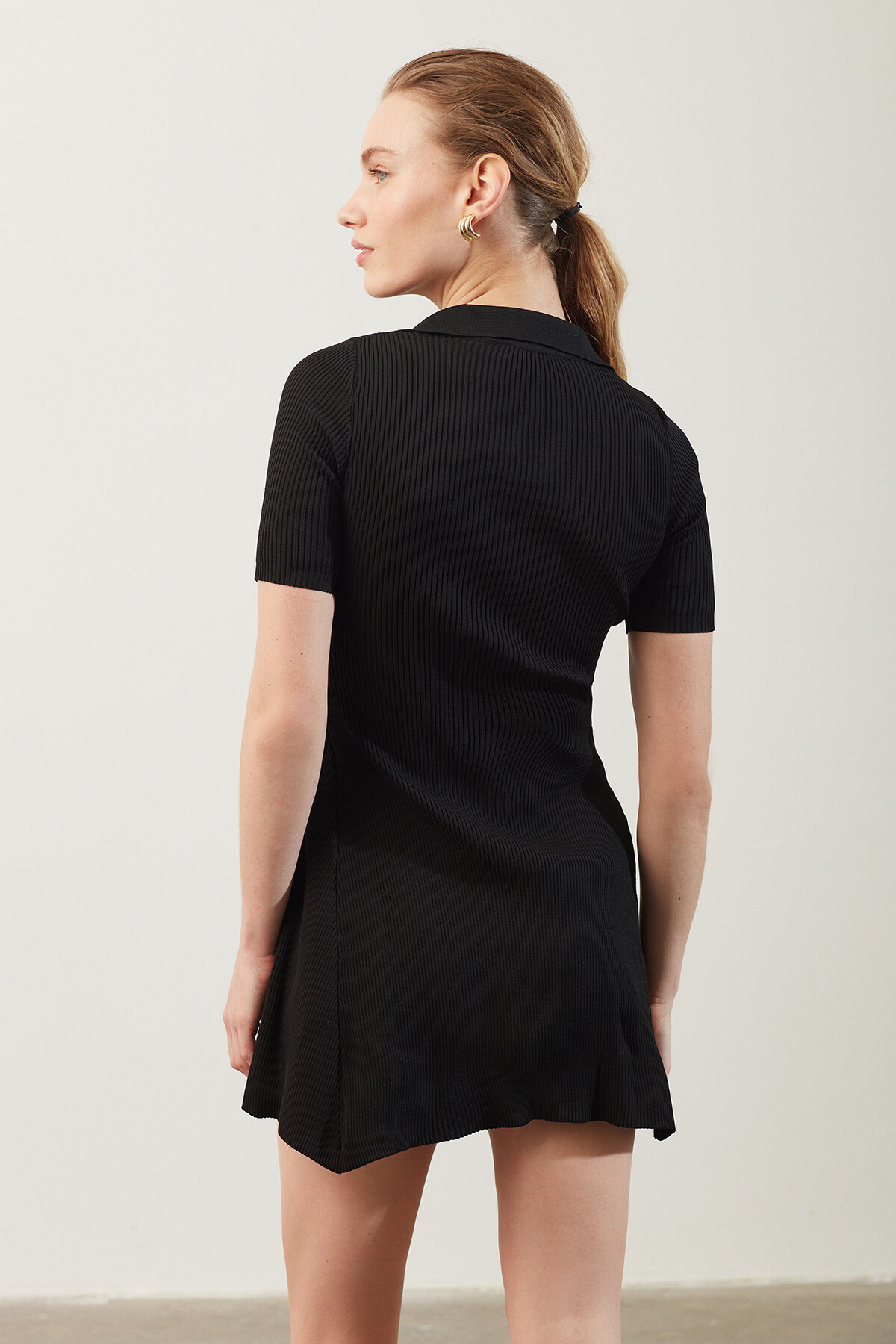 Polo Yaka Siyah Mini Elbise