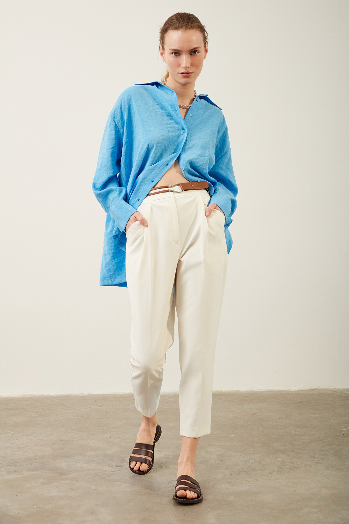 Deri Kemerli Dar Paça Ekru Pantolon