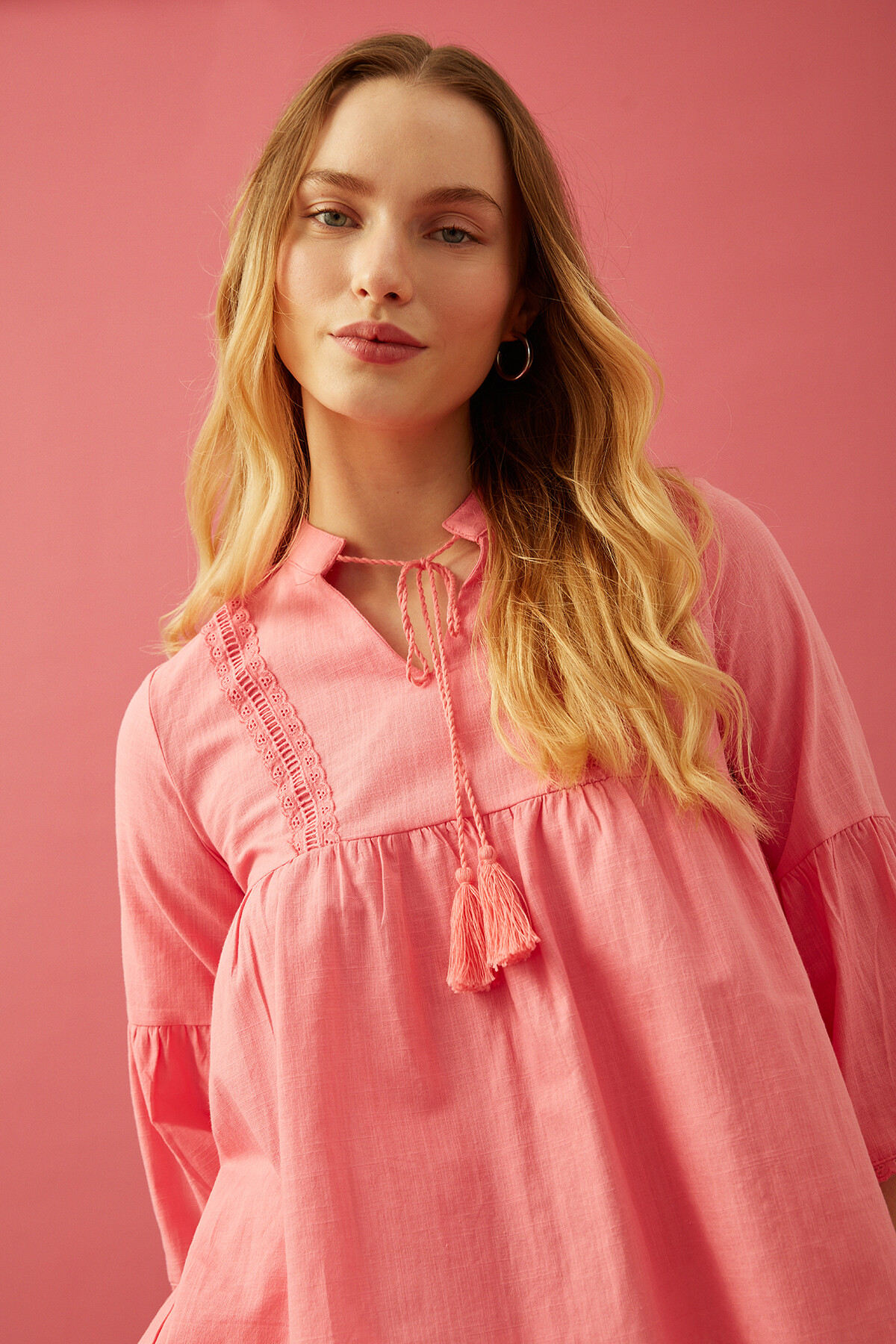 Dik Yaka Volanlı Pembe Bluz