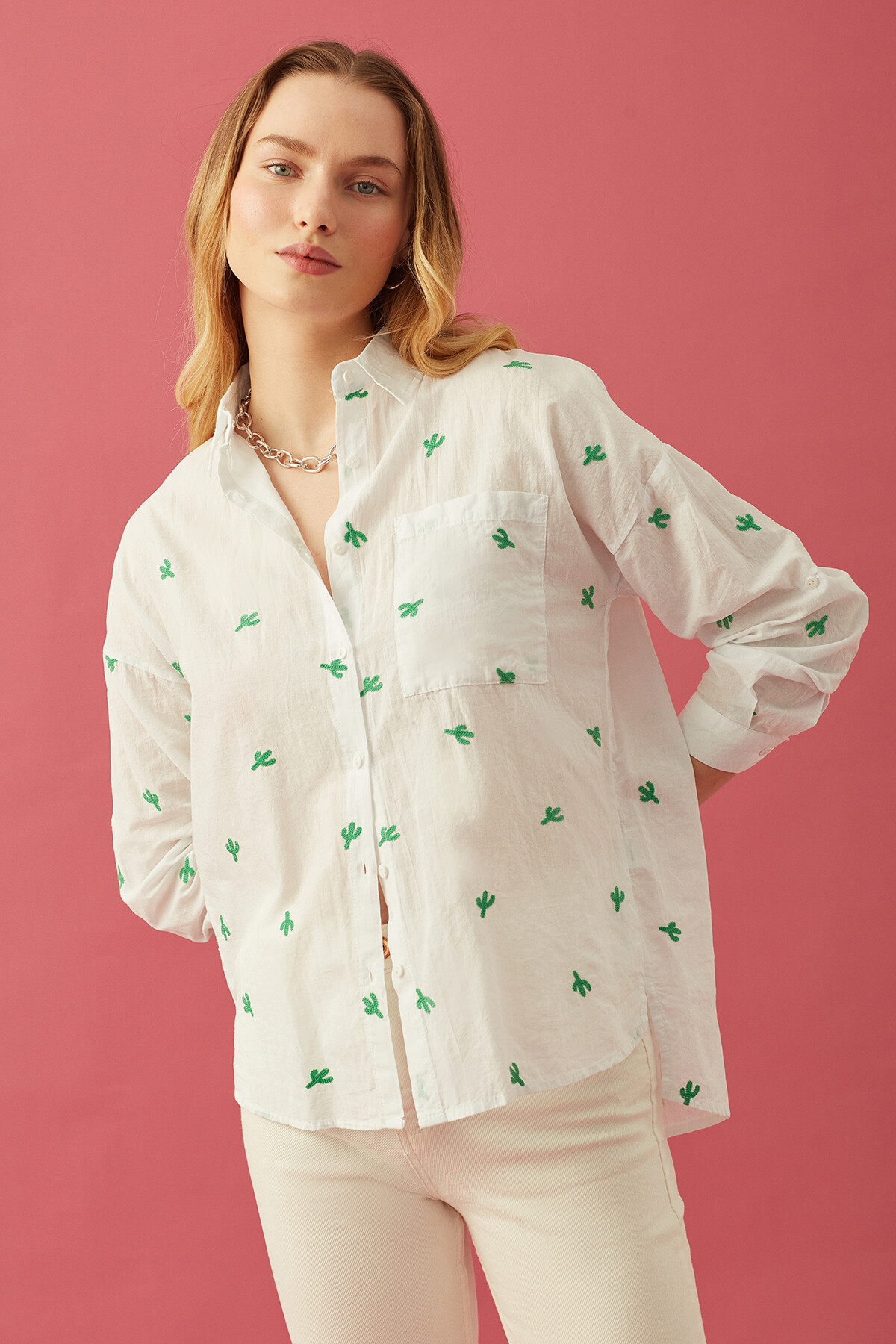 Nakış Detaylı Beyaz Gömlek