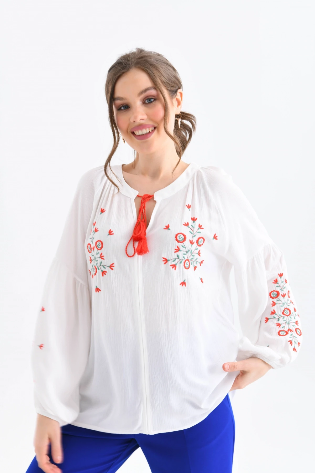 Uzun Kollu Nakışlı Bluz