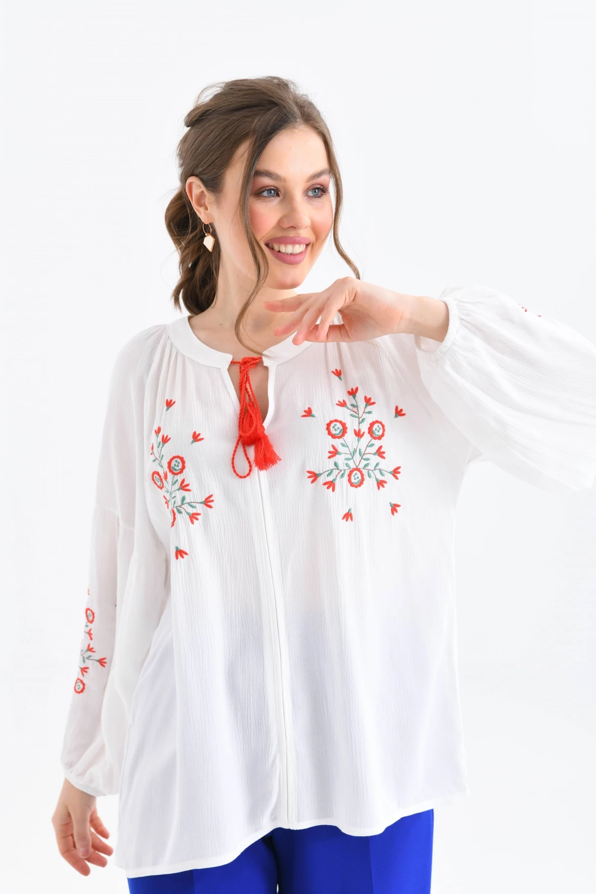 Uzun Kollu Nakışlı Bluz