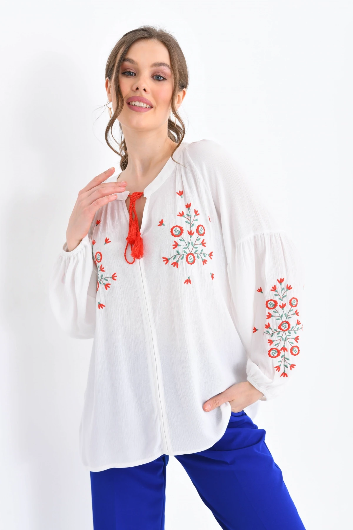 Uzun Kollu Nakışlı Bluz