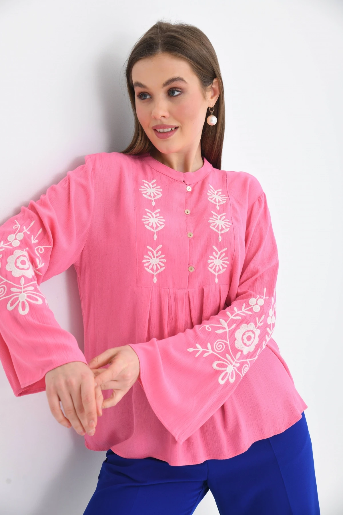 Uzun Kollu Nakışlı Bluz