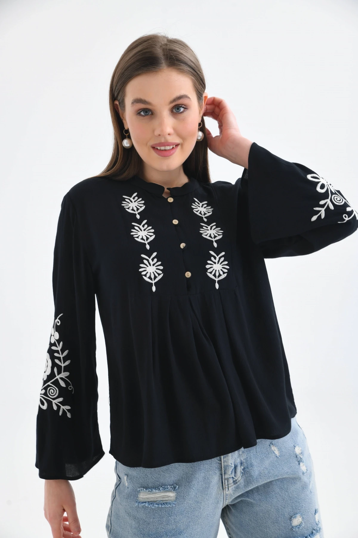 Uzun Kollu Nakışlı Bluz