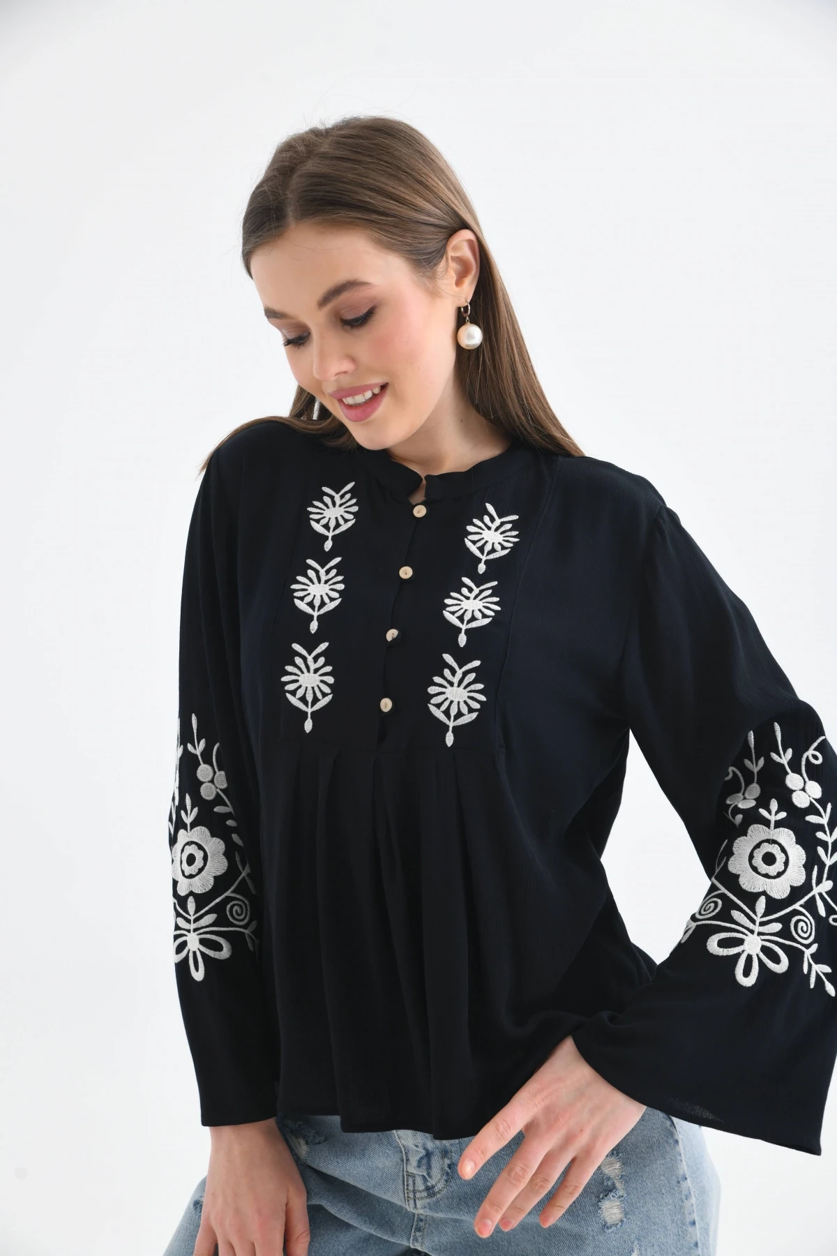 Uzun Kollu Nakışlı Bluz