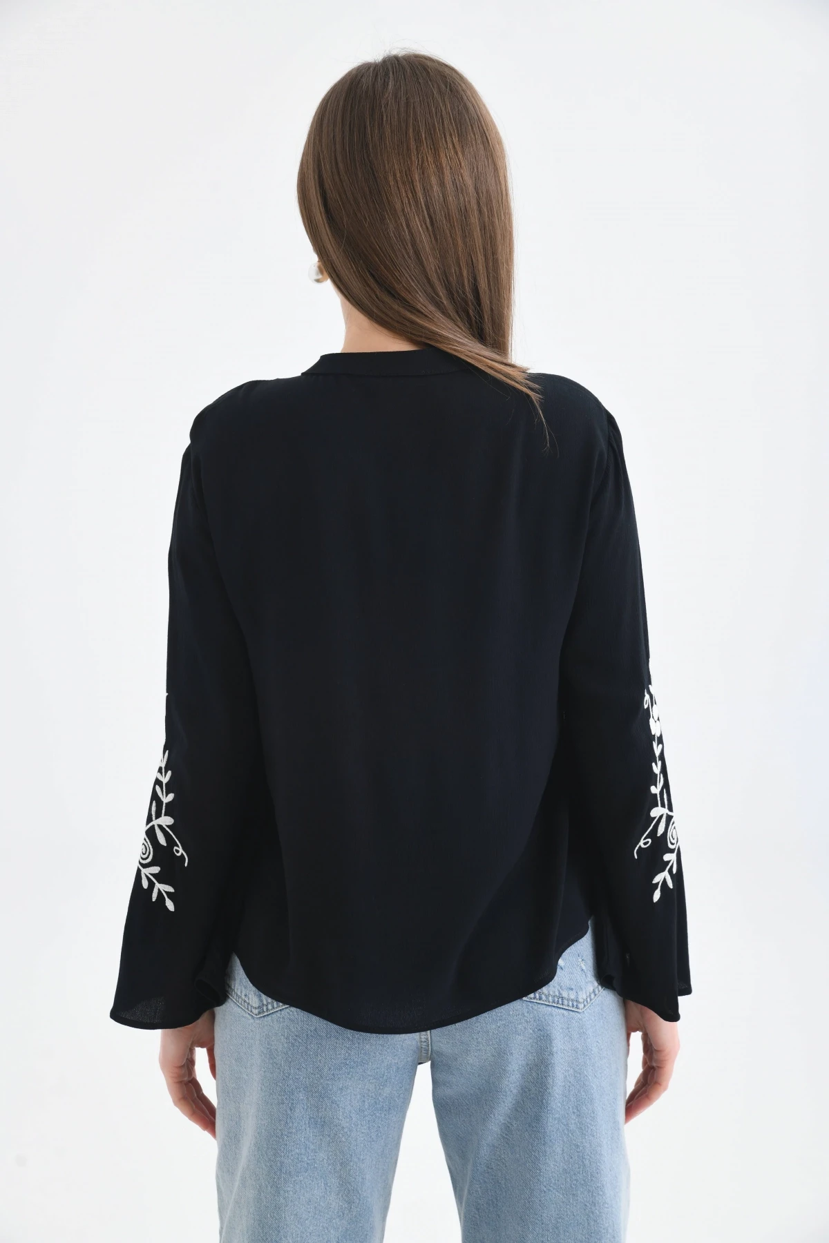 Uzun Kollu Nakışlı Bluz
