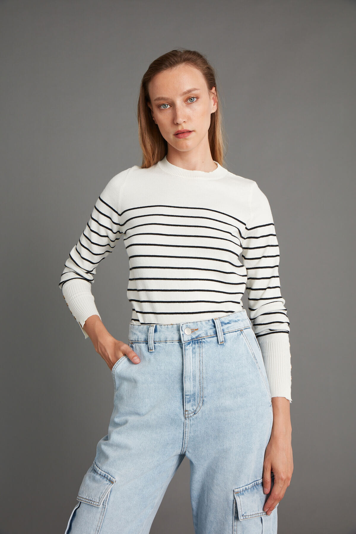 Kadın Ekru Kolu Aksesuar Detylı Çizgili Bisiklet Yaka Triko Kazak