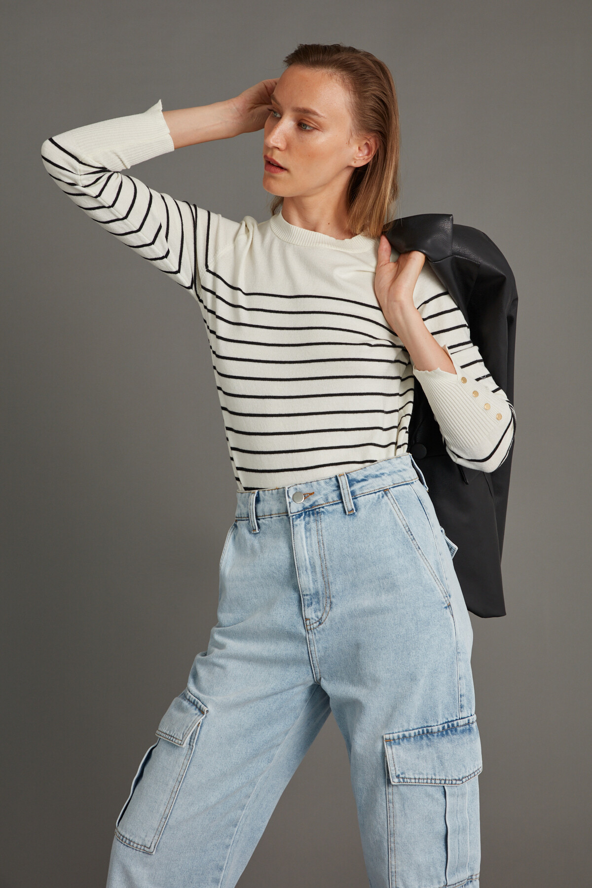 Kadın Ekru Kolu Aksesuar Detylı Çizgili Bisiklet Yaka Triko Kazak